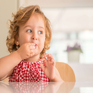 niña comiendo